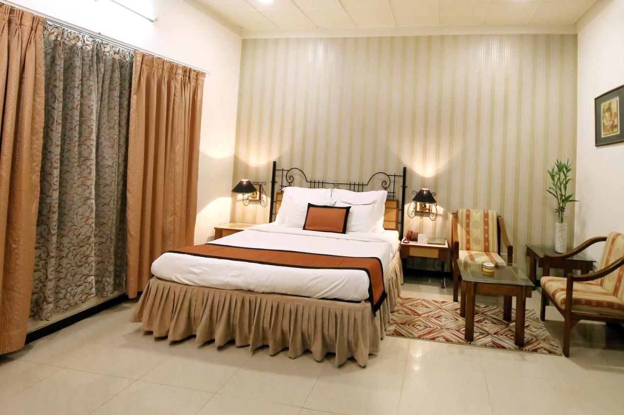 Hotel Yatrik Аллахабад Экстерьер фото